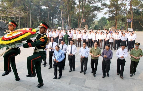 នាយករដ្ឋមន្ត្រីលោក Nguyen Xuan Phuc អុជធូបរំលឹកវិញ្ញណក័្ខន្ធវិរៈជនពលីនៅខេត្ត Quang Tri - ảnh 1